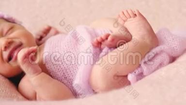 可爱的新生婴儿躺在粉红色的毯子上